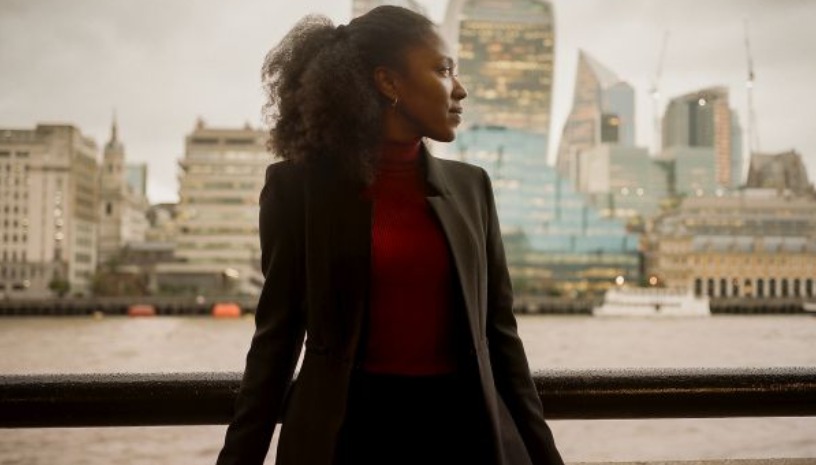 ΣΥΓΓΡΑΦΕΙΣ ΤΟΥ ΚΟΣΜΟΥ ΤΑΞΙΔΕΥΟΥΝ ΣΤΟ ΜΕΓΑΡΟ: NATASHA BROWN