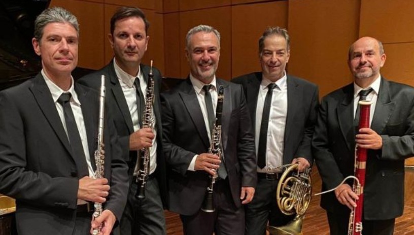 ΚΟΥΙΝΤΕΤΟ ΞΥΛΙΝΩΝ ΠΝΕΥΣΤΩΝ ΑΙΟΛΟΣ ΦΩΣ ΜΕΣΑ ΑΠΟ ΤΟ ΣΚΟΤΑΔΙ: ΜΟΥΣΙΚΗ ΠΕΡΙΠΛΑΝΗΣΗ ΣΤΗ ΜΕΓΑΛΗ ΕΒΔΟΜΑΔΑ